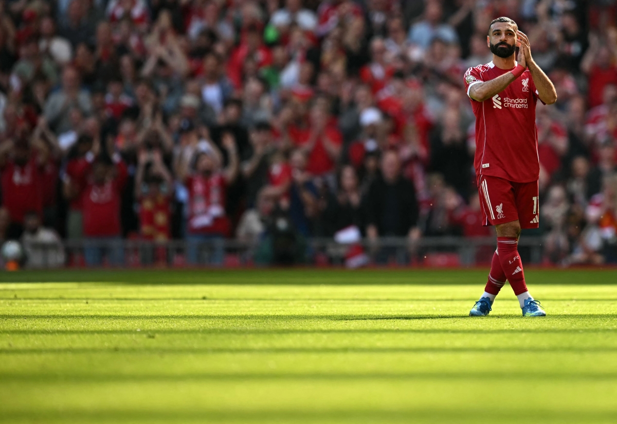 محمد صلاح يحيي جماهير ليفربول لدى مغادرته الملعب (أ ف ب)