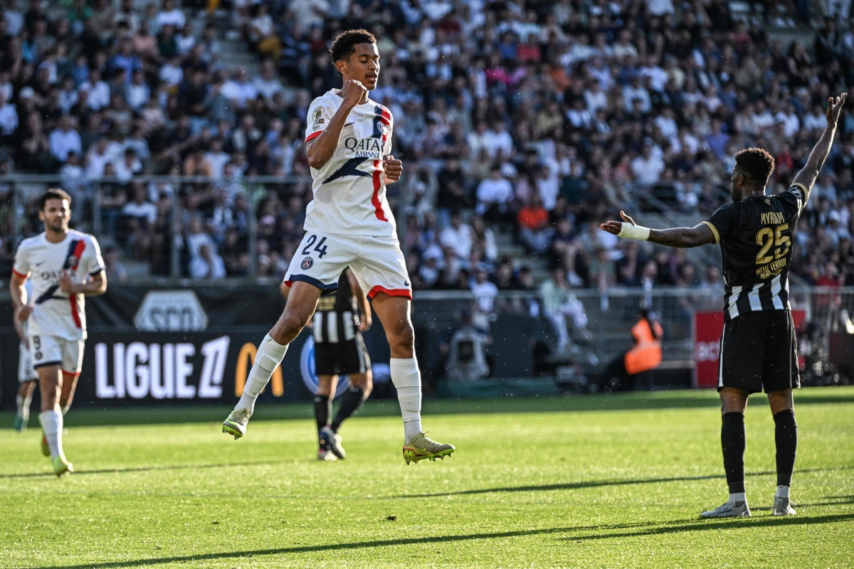 سيني مايولو محتفلاً بهدفه (أ ف ب)