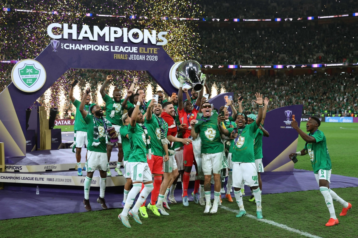 لاعبو الأهلي يحتفلون عقب التتويج  (ا ف ب) 