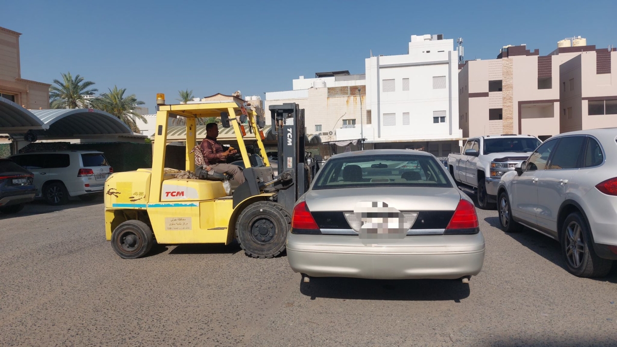 رفع إحدى السيارات المهملة