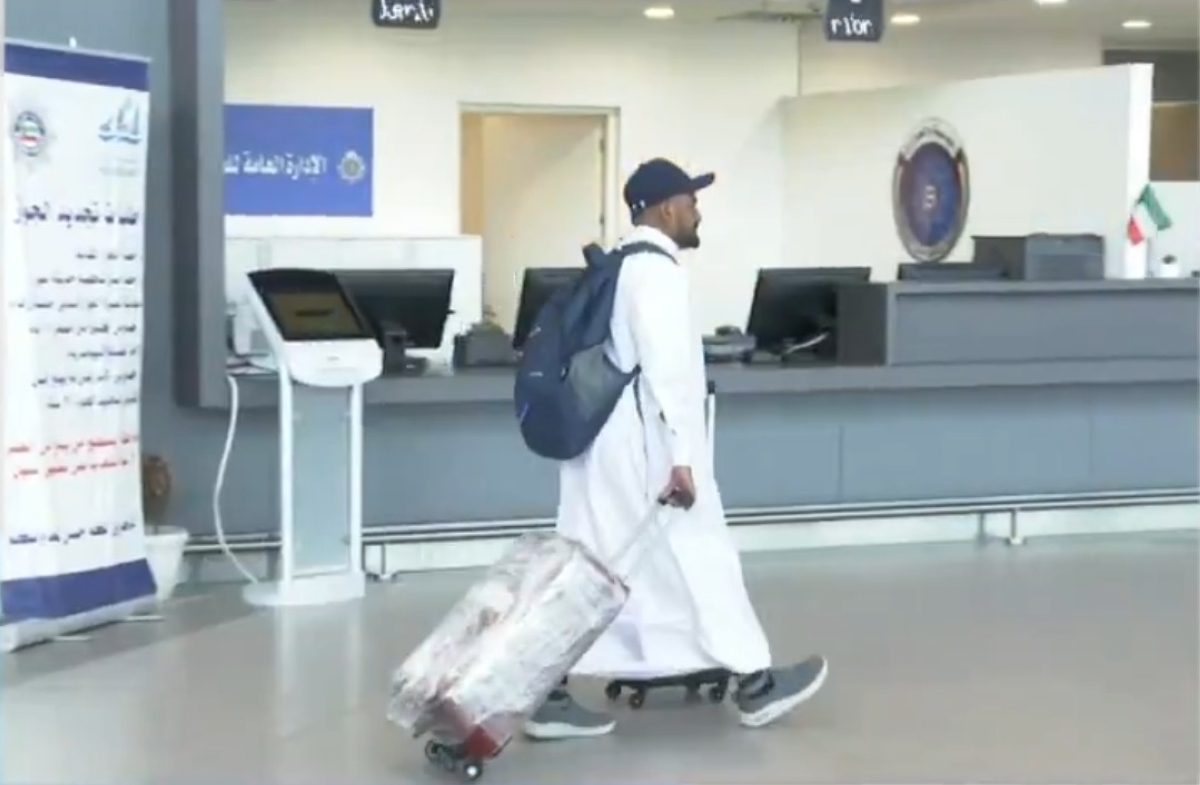 مسافر يتوجه إلى بوابة لدخول