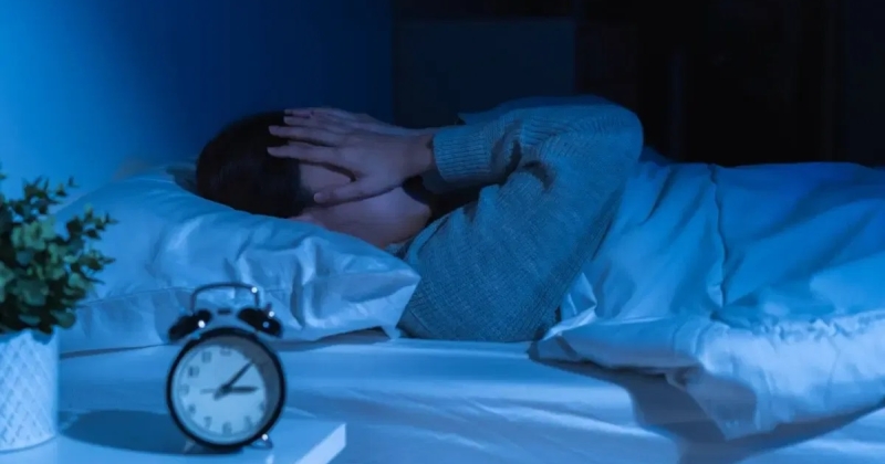 «استجلاب النوم»... يزيد الأرق 