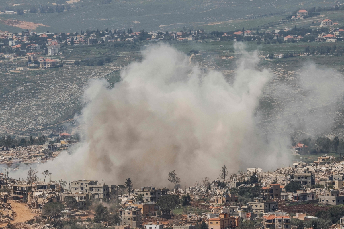 دخان غارات إسرائيلية على بلدات حدودية جنوب لبنان (أ ف ب)