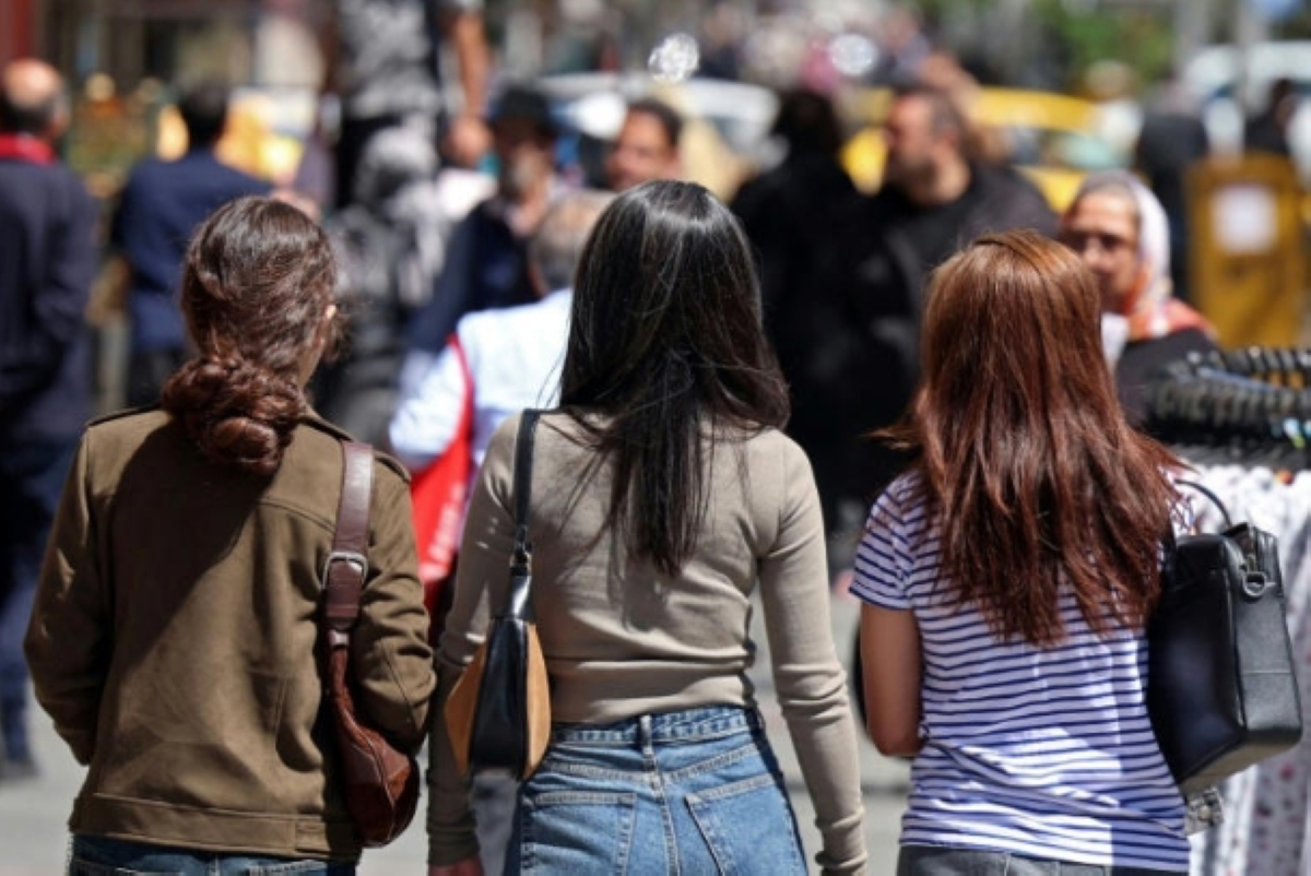 إيرانيات غير محجبات في طهران