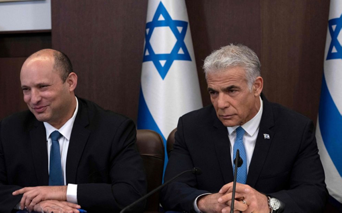 لابيد وبينيت خلال الإعلان عن تحالفهما