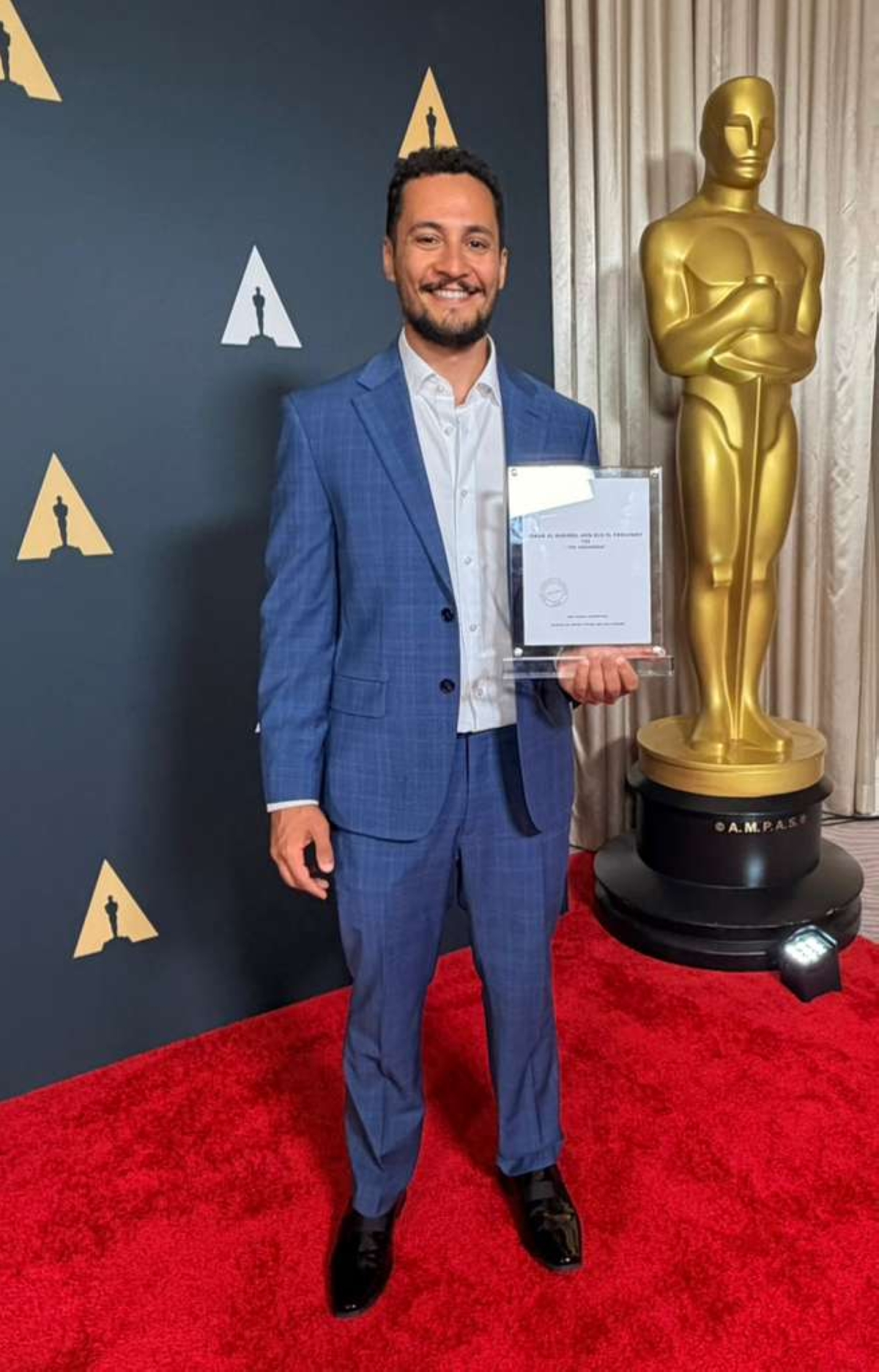 عمر الدخيل مع الجائزة