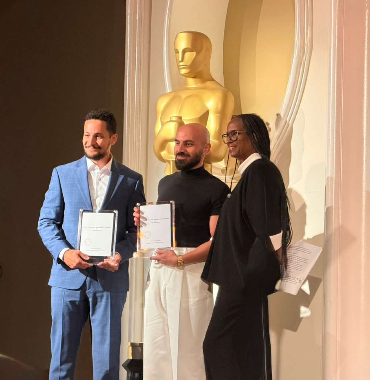 الدخيل خلال تسلمه الجائزة