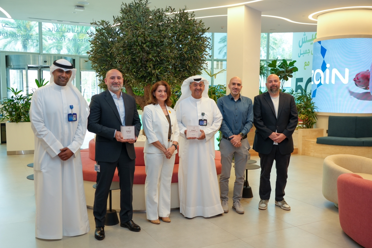 أبوغزالة تُقدّم الجائزتين للخشتي ومسؤولي الشركة