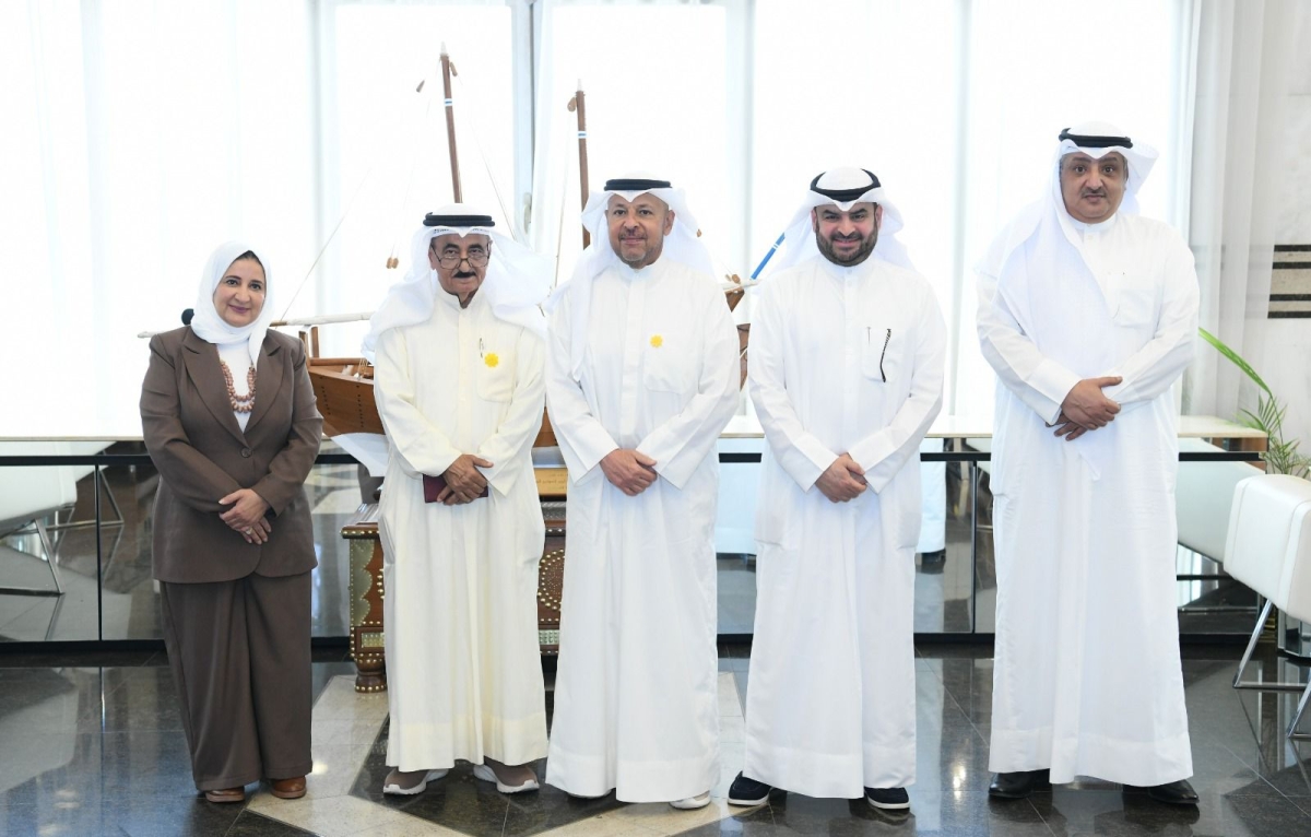 محافظ الفروانية متوسطاً ممثلي الجمعية الكويتية للوقاية من التفكك الأسري