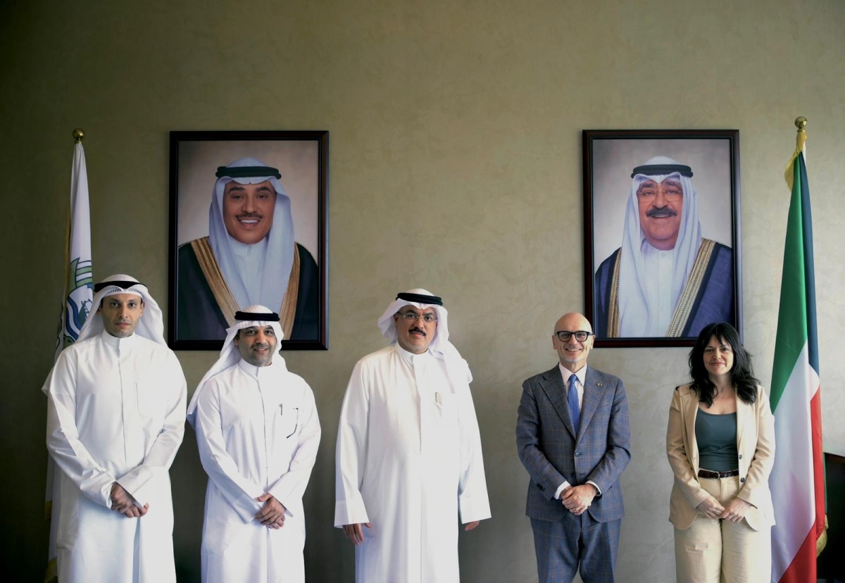  الطبطبائي خلال استقباله السفير موريني والمسؤولة الثقافية بالسفارة الإيطالية