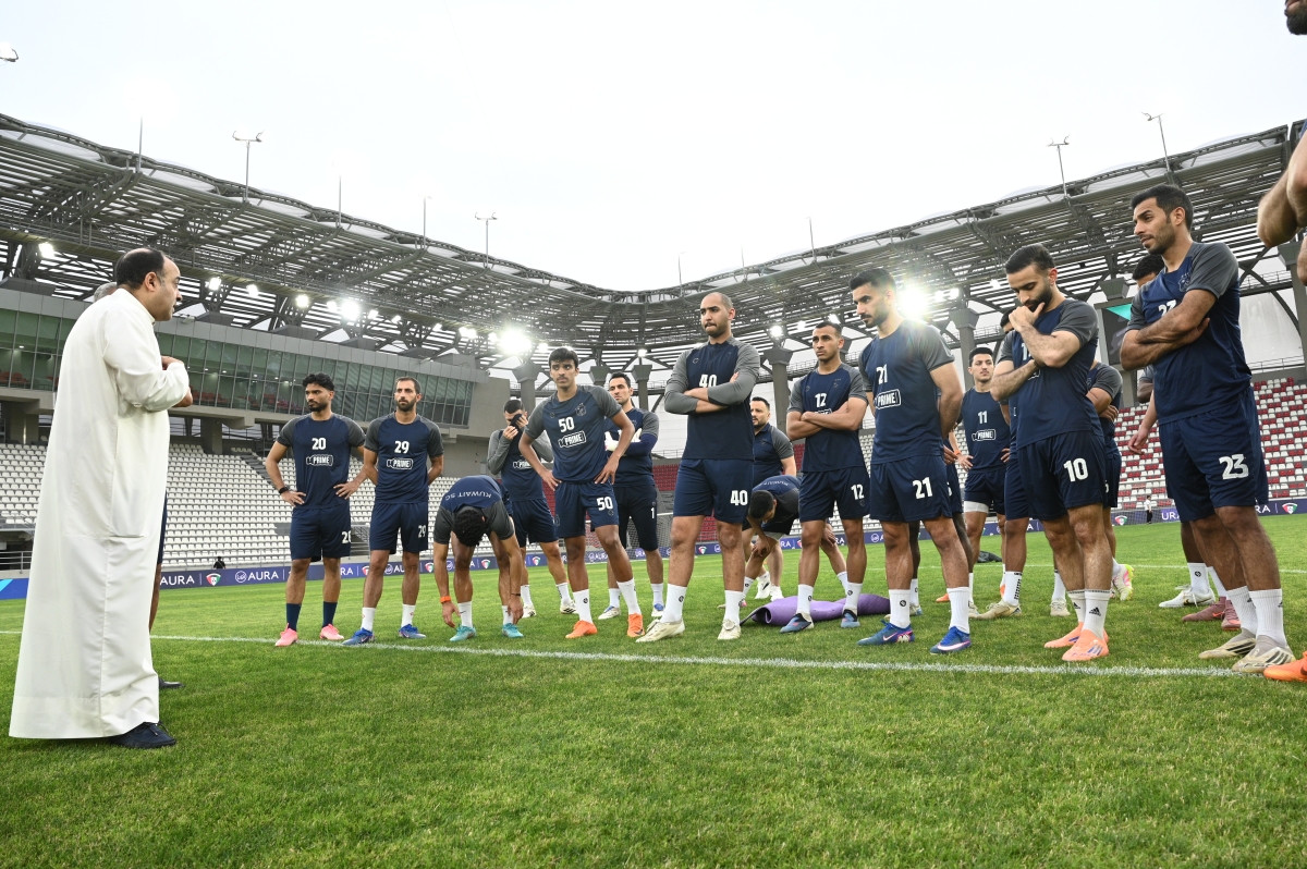 عقلة خلال حديثه مع اللاعبين   (تصوير نايف العقلة)