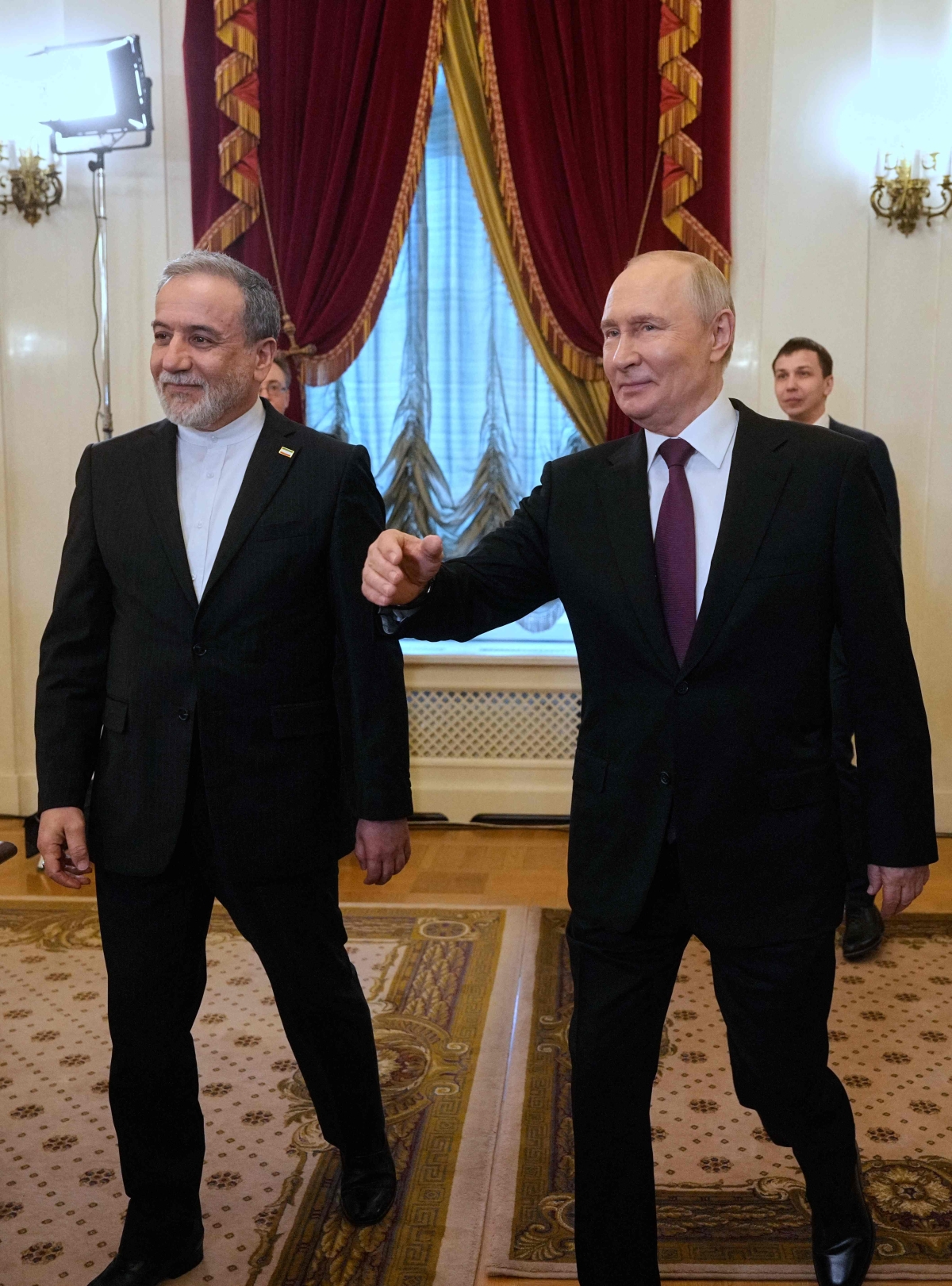 بوتين مستقبلاً عراقجي في سان بطرسبورغ (أ ف ب)