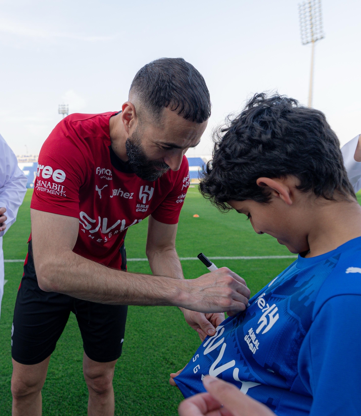 بنزيمة يوقع لمشجع هلالي صغير قبل المران 