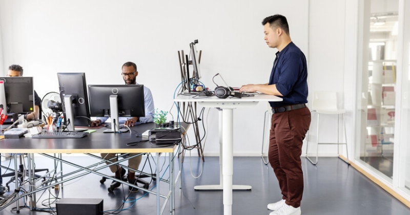 بين الجلوس والوقوف... أيهما أخطر على صحتك؟ 