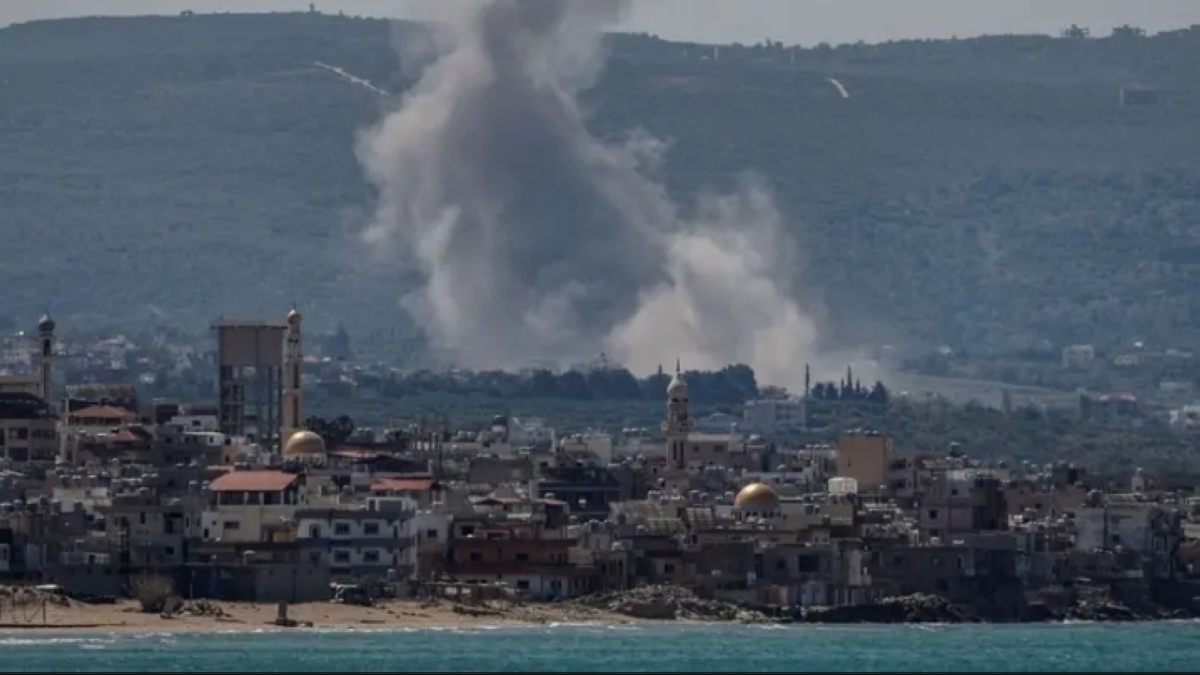 دخان غارة إسرائيلية على منطقة صور