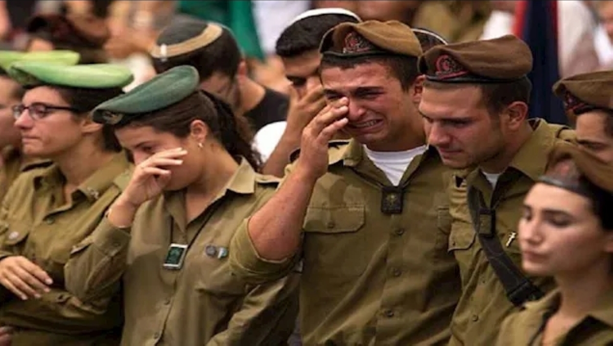 جنود إسرائيليون يبكون خلال جنازة أحد زملائهم