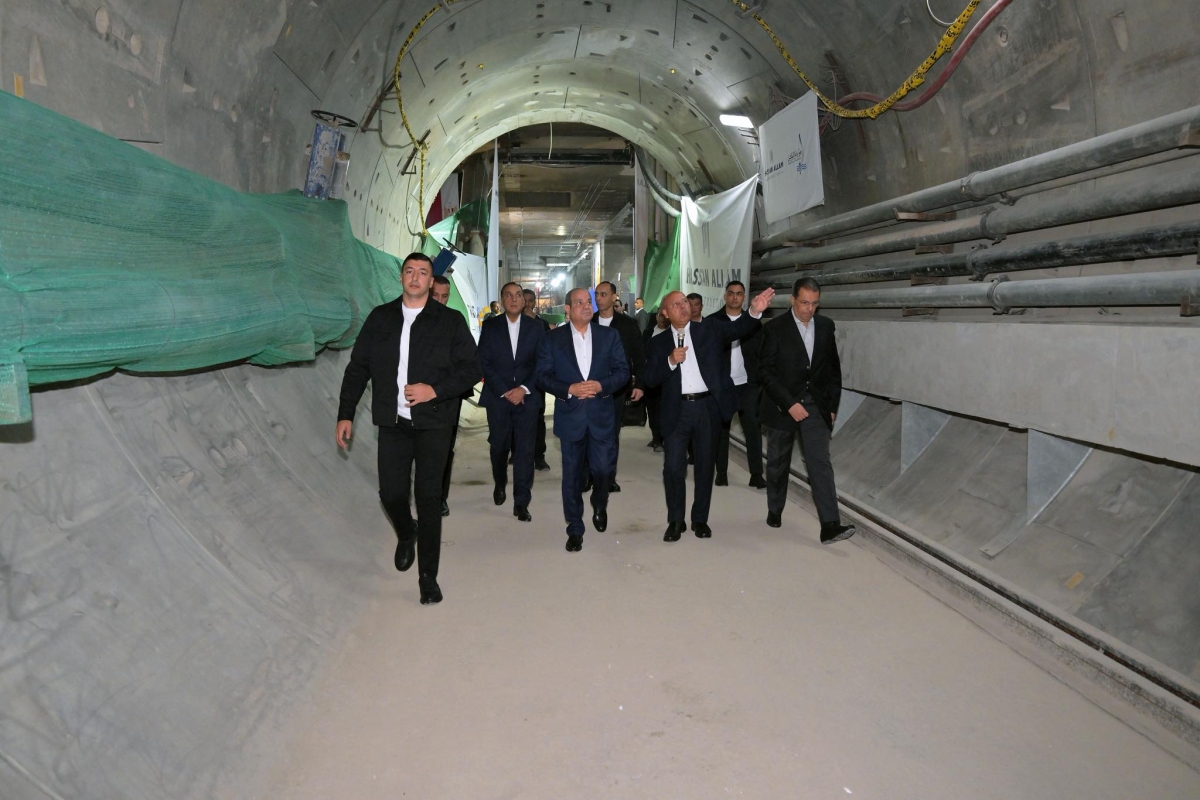 السيسي خلال جولة تفقدية لمشروع محطة مترو الأهرامات في الجيزة 