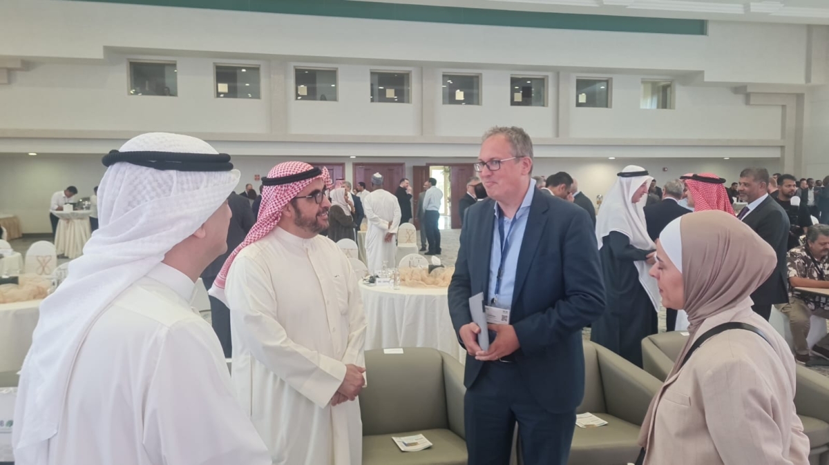 الصميط في حديث مع مسؤولي البنك