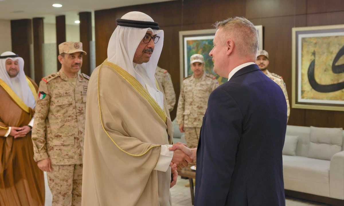 وزير الدفاع مستقبلاً نظيره البريطاني