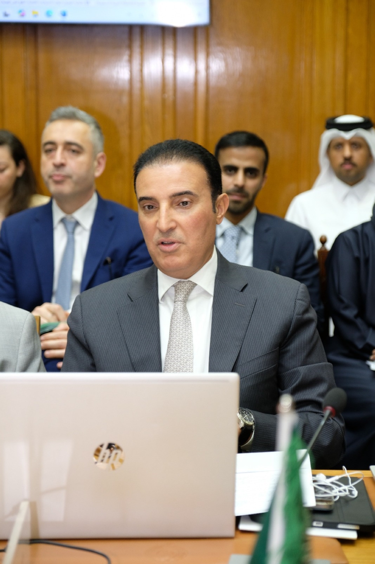 السفير طلال المطيري خلال الاجتماع