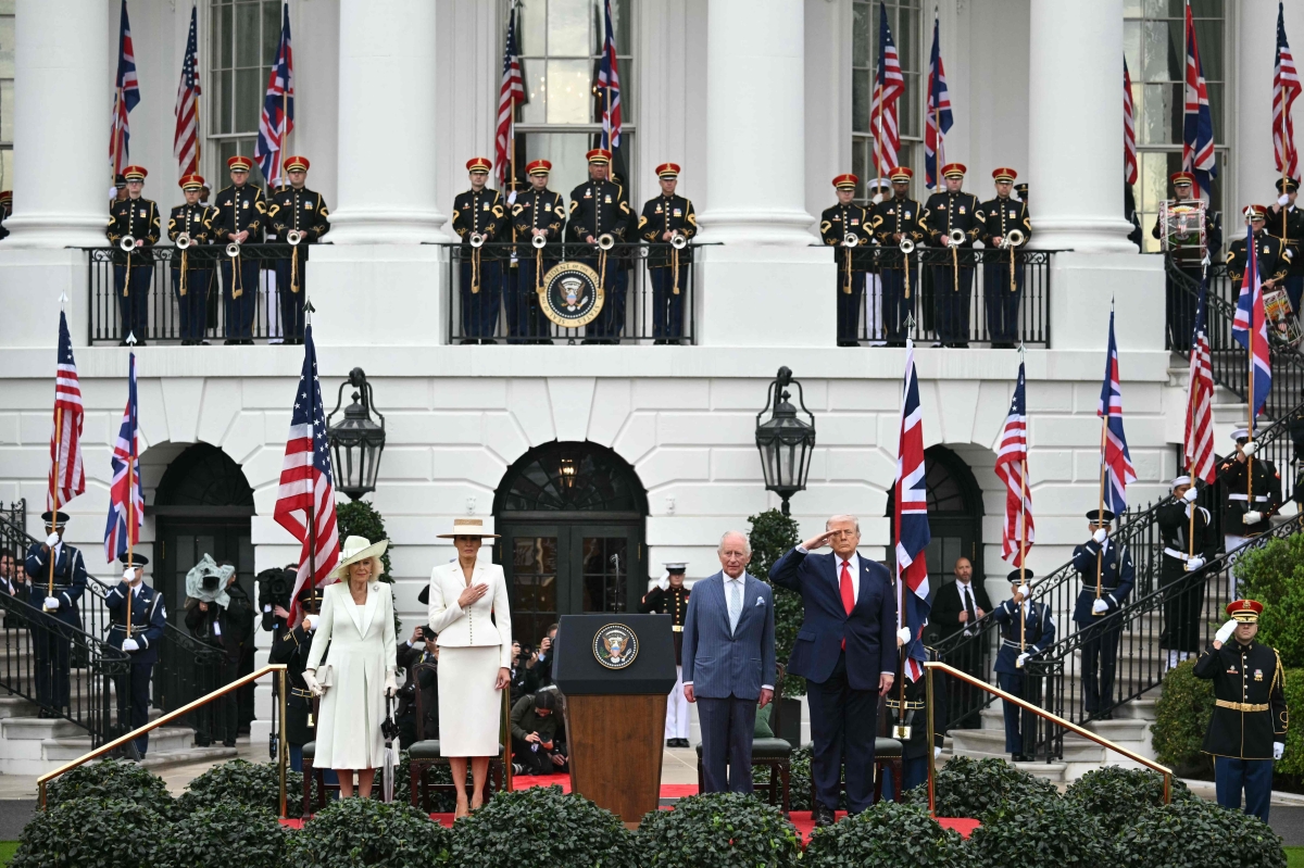 ترامب وميلانيا وتشارلز الثالث وكاميلا في حديقة البيت الأبيض (أ ف ب)