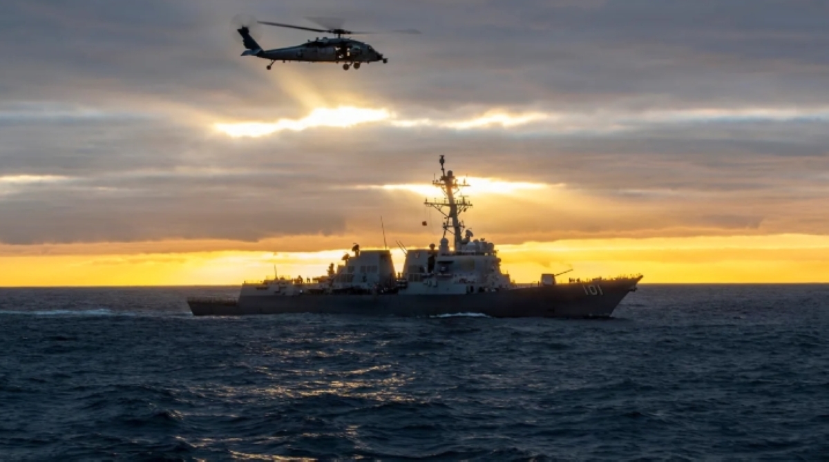 مروحية أميركية تُحلّق فوق مدمرة خلال دورية أمنية في مضيق هرمز