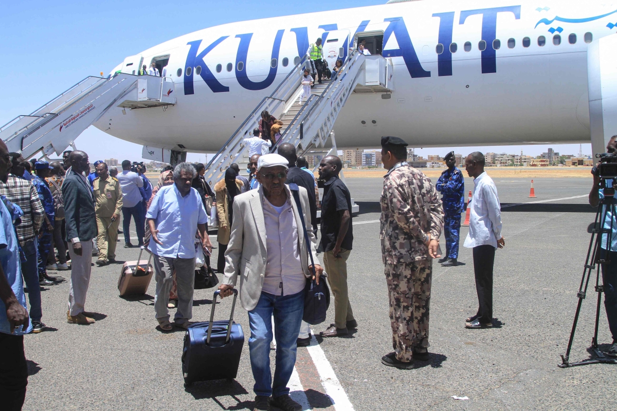 ركاب الرحلة ينزلون في مطار الخرطوم