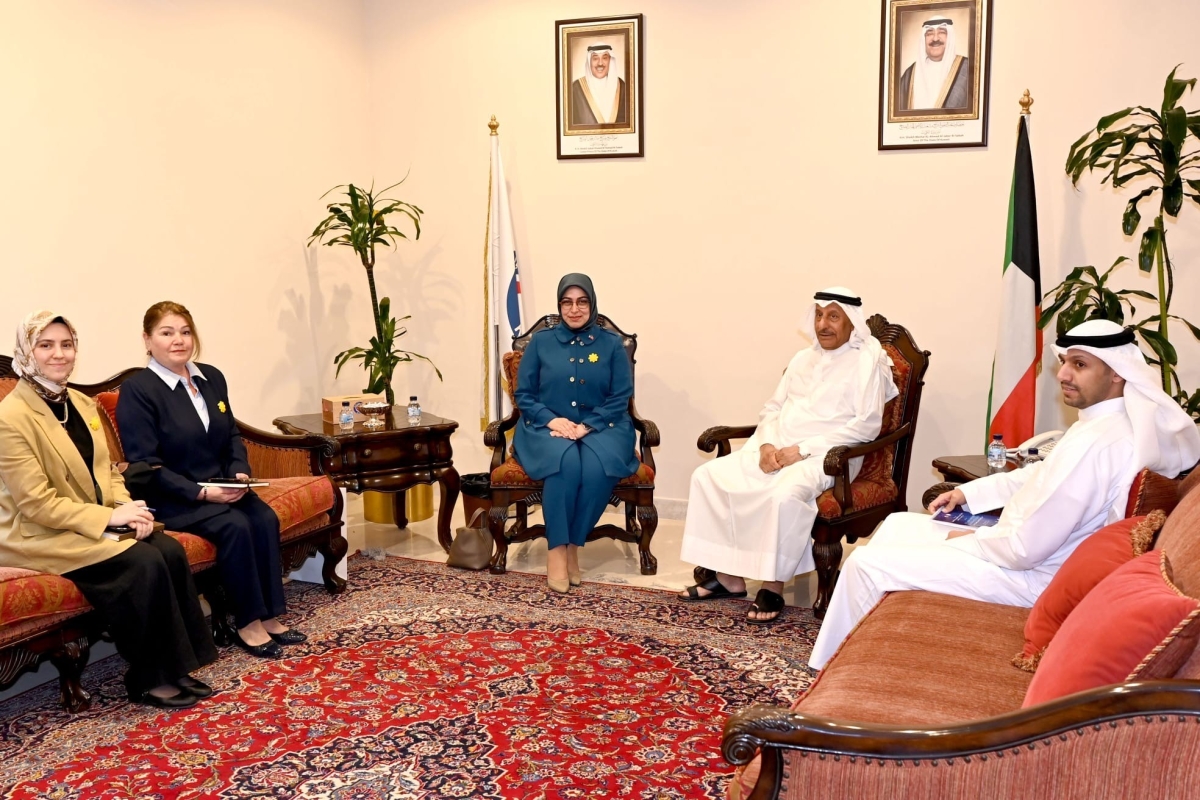 رئيس مجلس «الهلال الأحمر» مستقبلاً سفيرة تركيا