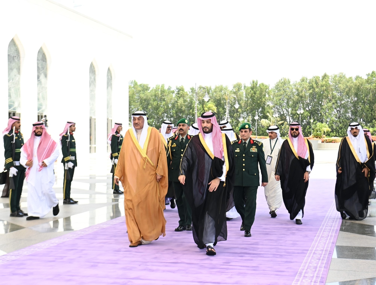 ممثل سمو الأمير لدى وصوله إلى جدة وفي استقباله الامير محمد بن سلمان