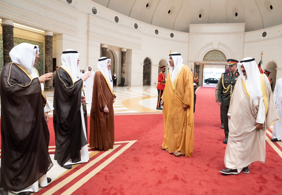 ممثل سمو الأمير يحيي مودعيه في مطار الكويت