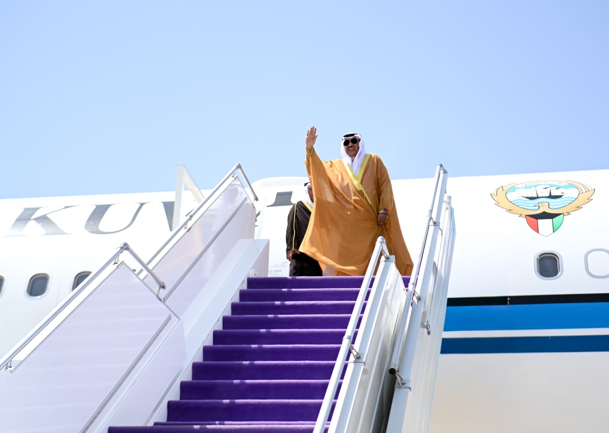 ممثل سمو الأمير يحيي مودعيه في مطار الملك عبدالعزيز الدولي