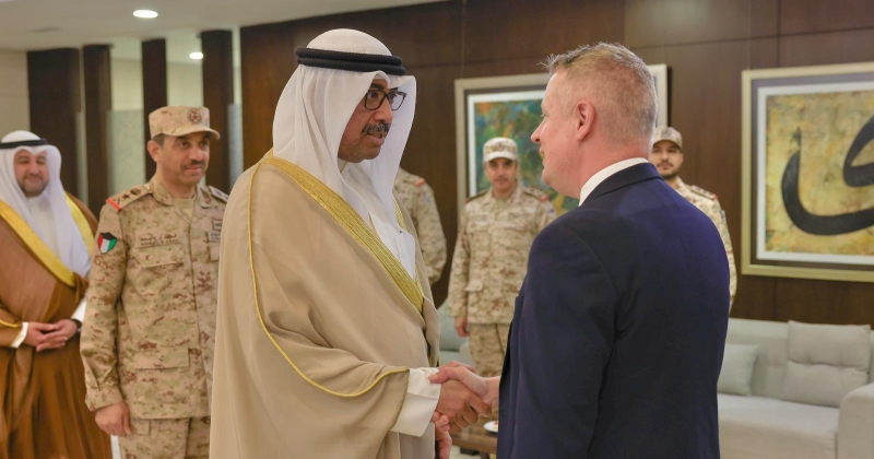 وزير الدفاع يبحث مع وزير «الشؤون الدفاعية» البريطاني التعاون في جوانب الجاهزية والصناعة 