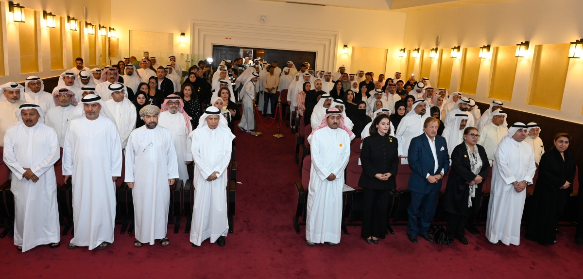 الحضور خلال وقفة دقيقة حداد على الفنانة الراحلة (تصوير سعود سالم)