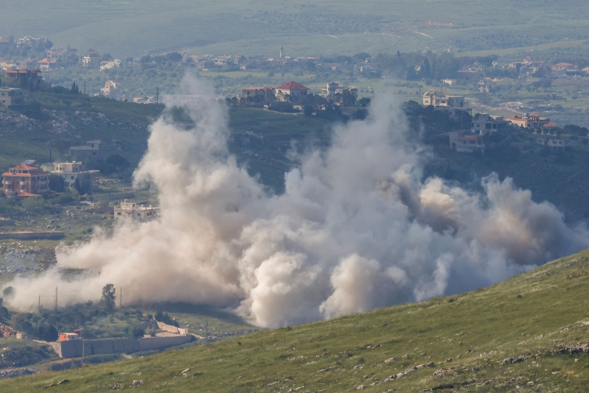 دخان غارات إسرائيلية استهدفت مناطق في جنوب لبنان 
(أ ف ب)