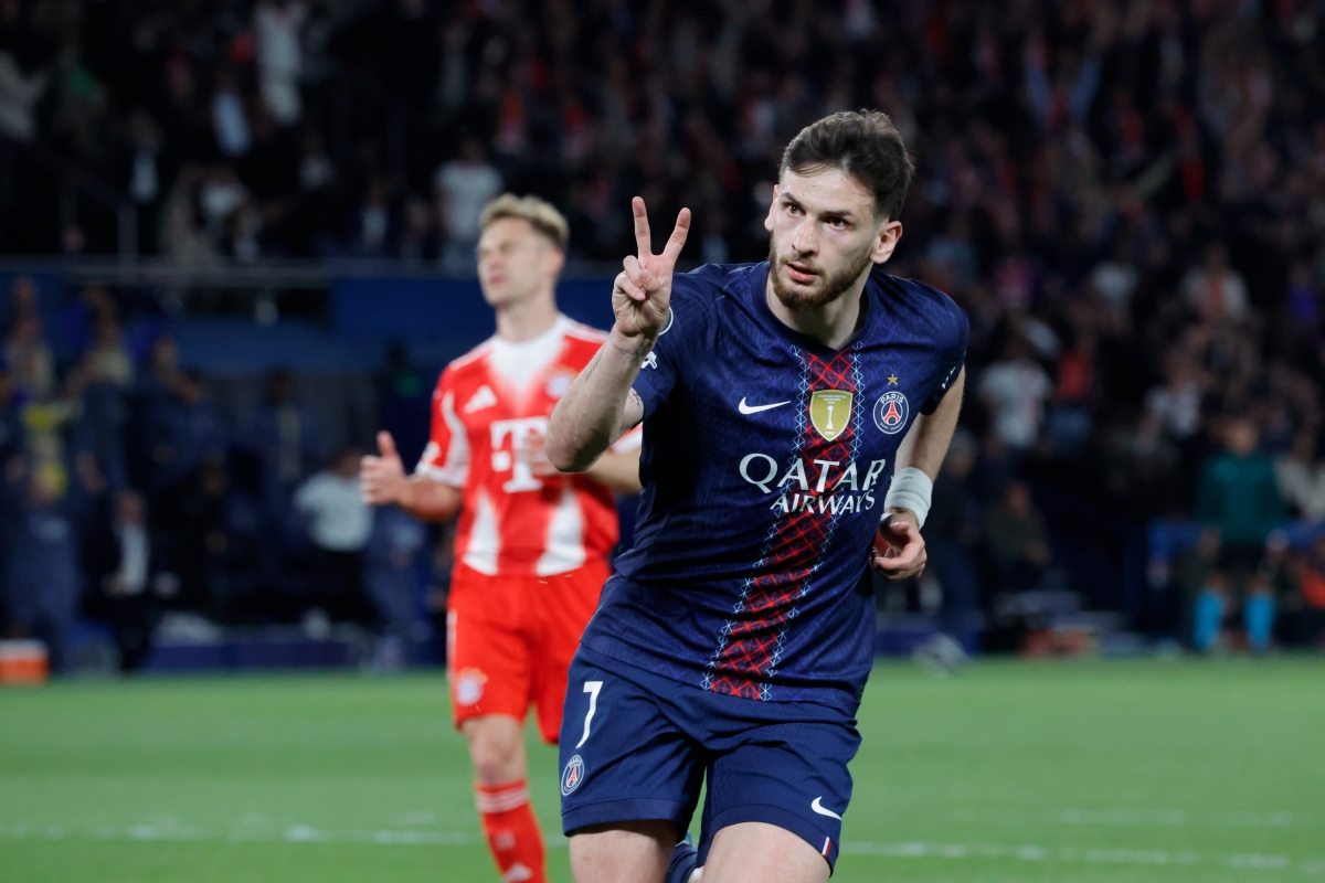 خفيتشا كفاراتسخيليا محتفلاً بهدفه الثاني