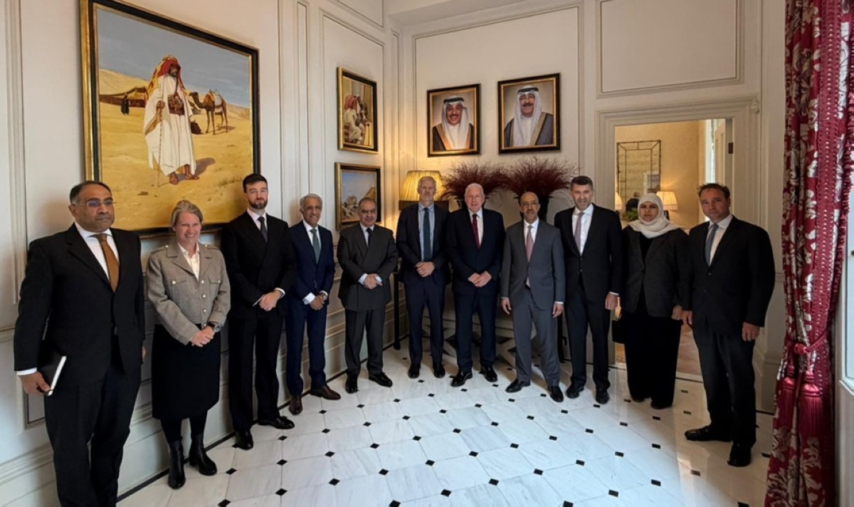  السفير المنيخ لدى استقباله بلندن قيادات بوزارة الدفاع البريطانية بحضور سفراء خليجيين