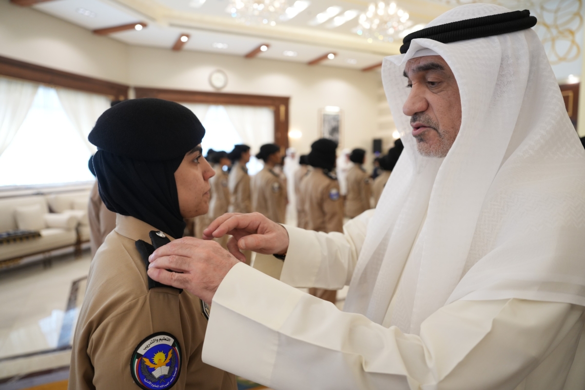 النائب الأول يقلد ضابطة رتبتها