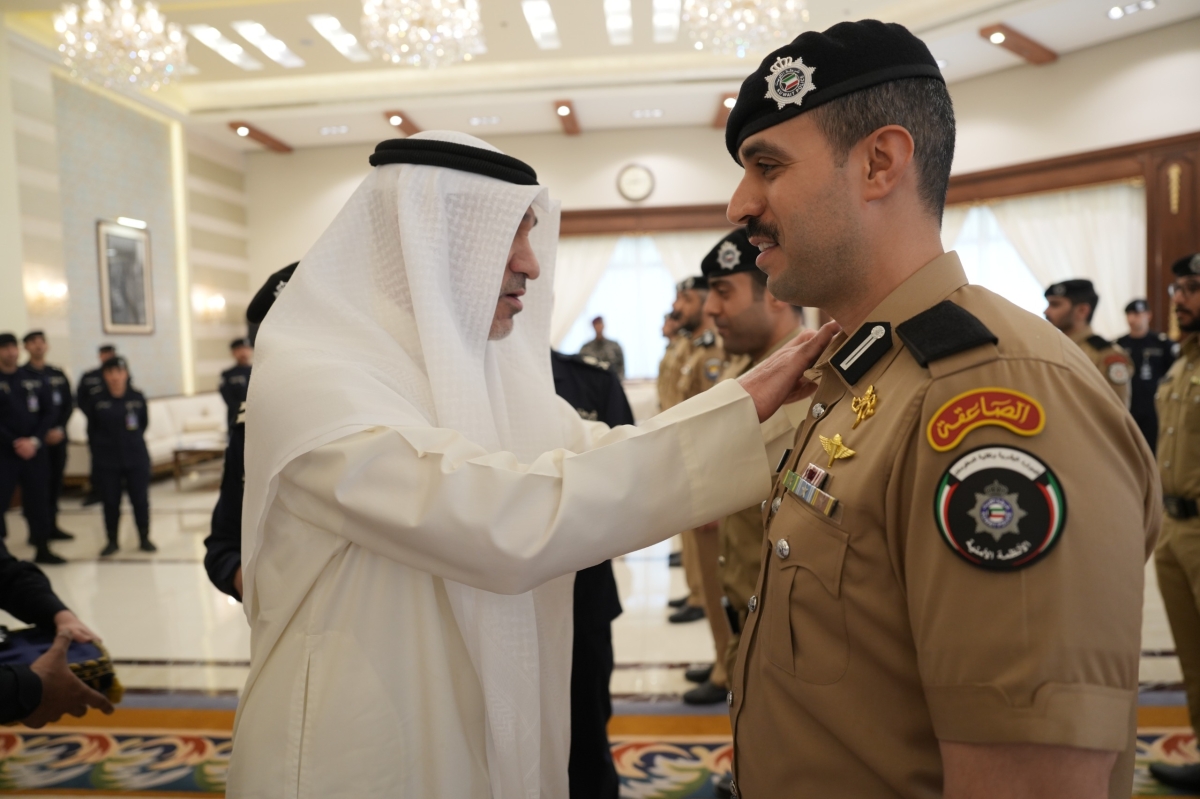 اليوسف يقلد أحد الضباط رتبته الجديدة