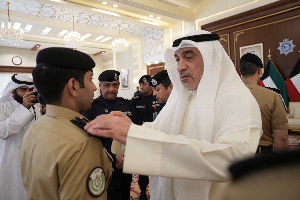 ..ويقلد أحد الضباط رتبته