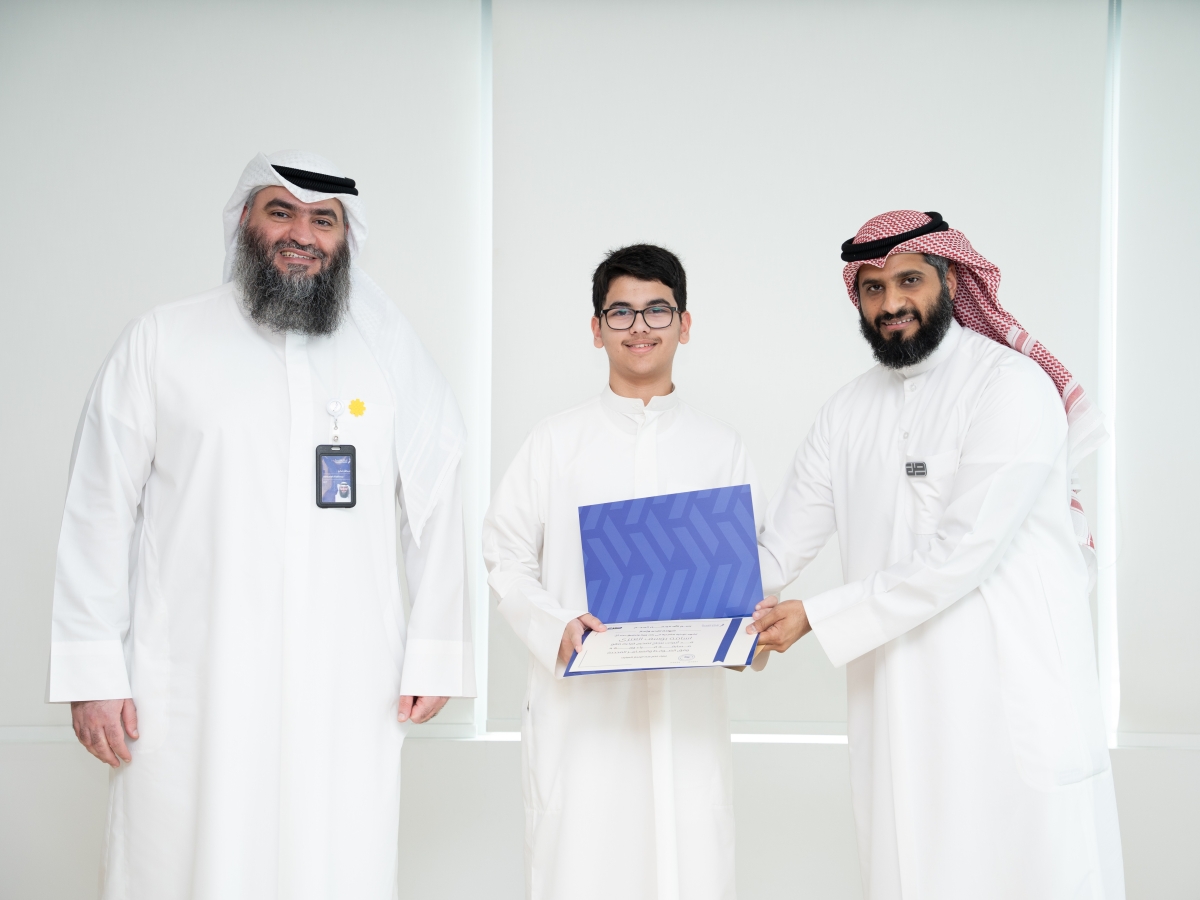 تكريم أحد الفائزين