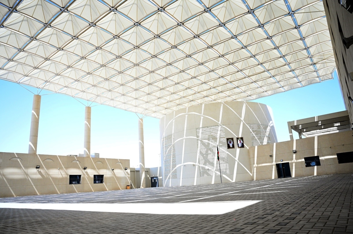 مظلات ساحة العلم في المدارس المتوسطة