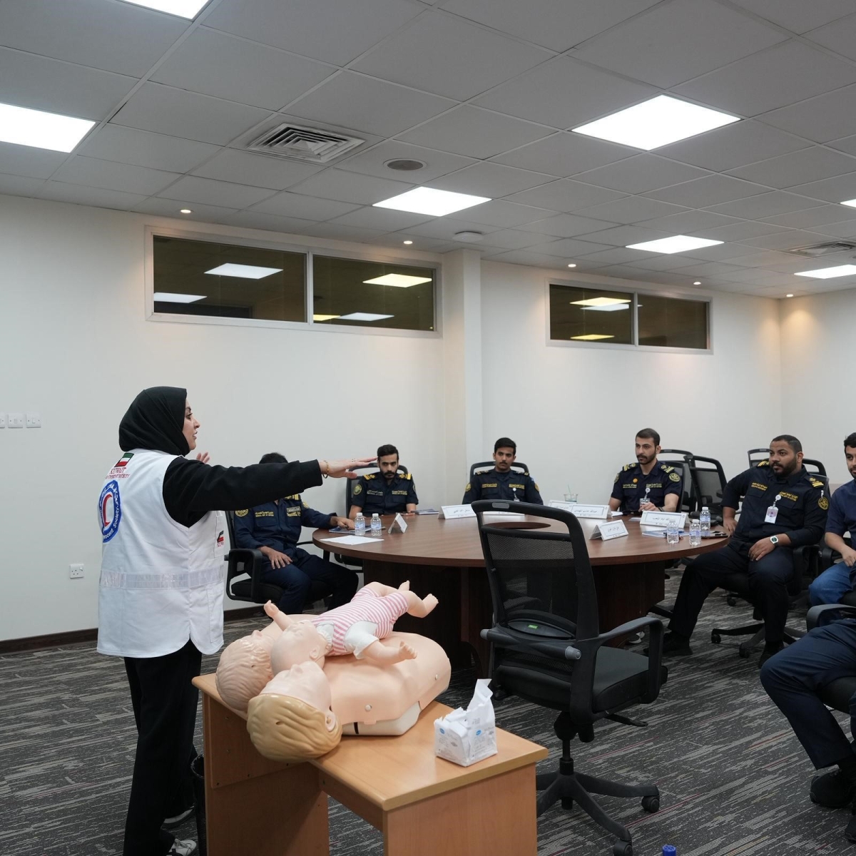 إحدى دورات الإسعافات الأولية بالتعاون مع «الهلال الأحمر»