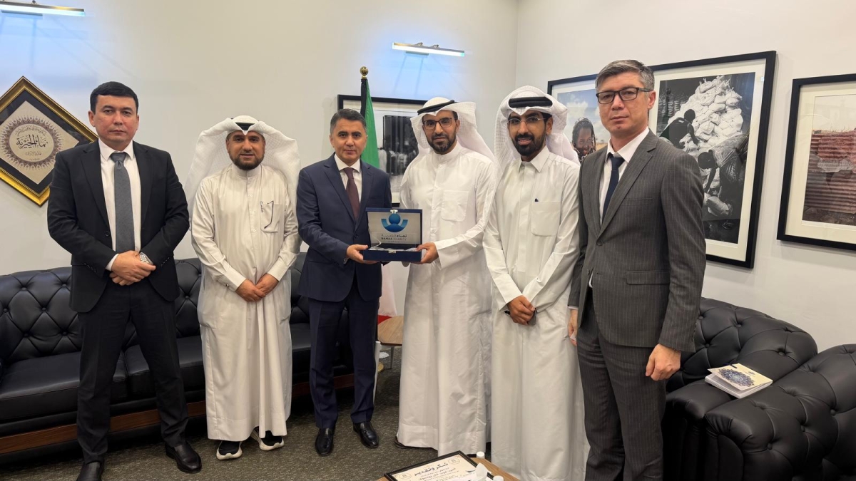 سعد العتيبي مقدماً درعاً تذكارية للسفير الأوزبكي