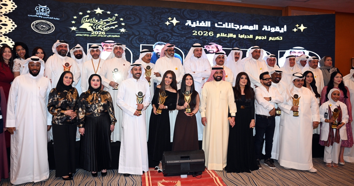 المكرمون مع إدارة المهرجان في لقطة جماعية (تصوير نايف العقلة)