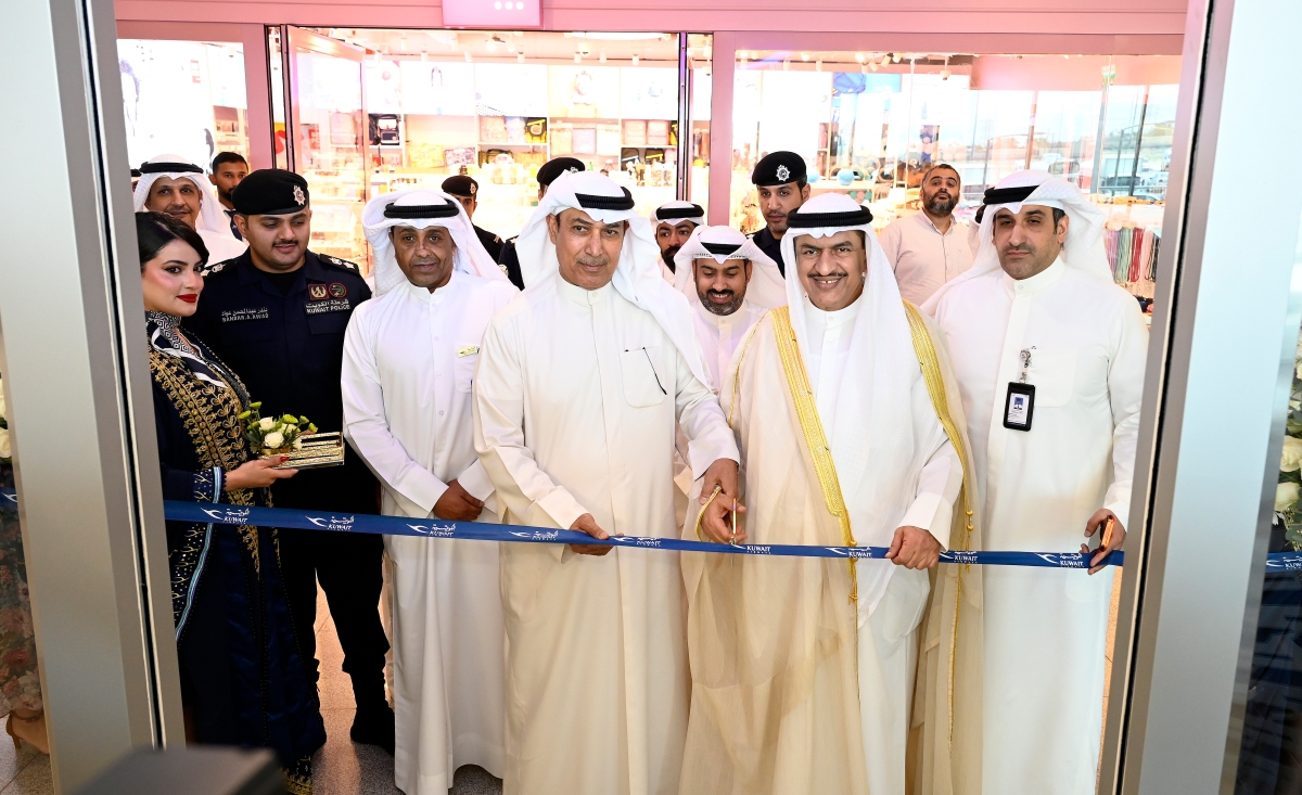 الحبشي والفقعان والشطي خلال افتتاح المكتب (تصوير سعود سالم)