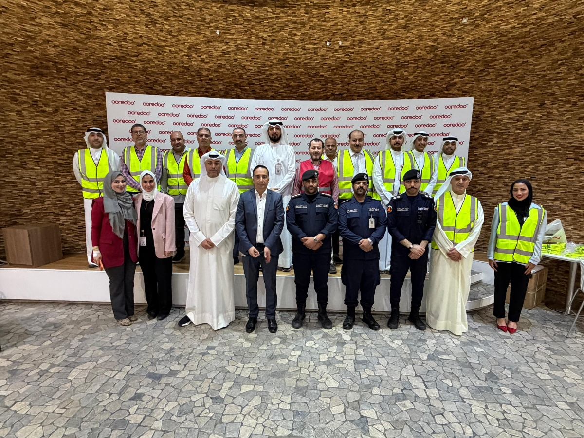 صورة جماعية مع الدفاع المدني