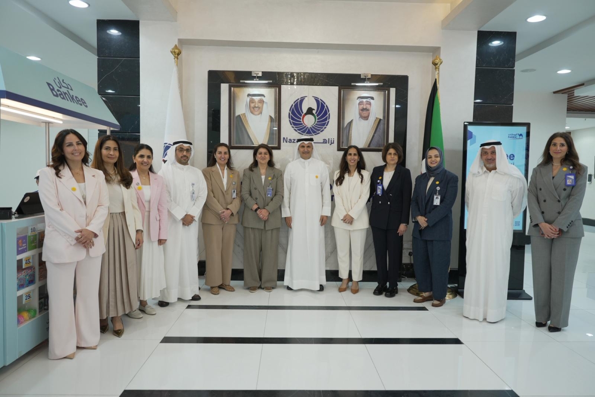 الصقر والفارس يتوسطان مسؤولي البنك والهيئة 