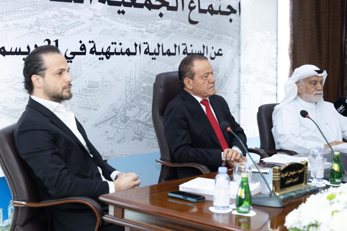 عبدالرحمن المعروف وسليمان المعروف ورعد العبدالله خلال اجتماع الجمعية العمومية 