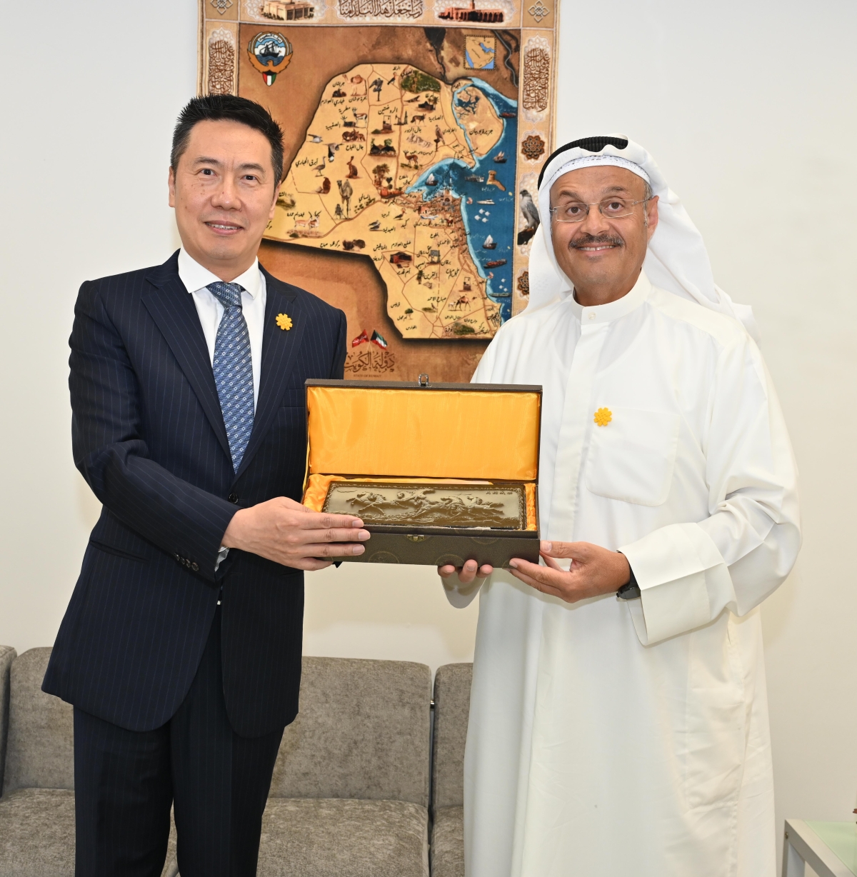 السفير الصيني يقدم درعاً تذكارية إلى رئيس التحرير على هيئة خيول بمناسبة «عام الحصان الصيني» 