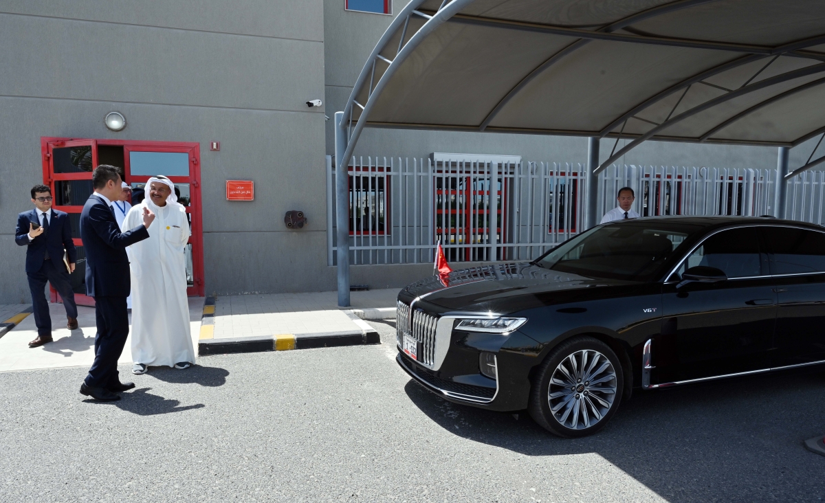 الزميل وليد الجاسم مستقبلاً السفير الصيني أمام مبنى «الراي»